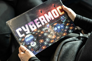 dziecko otrzyma kartkę z napisem cyberprzemoc