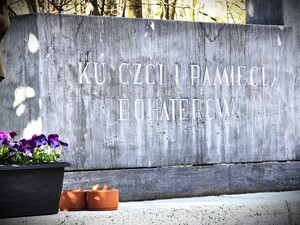 Napis na pomniku: Ku czci i pamięci bohaterów