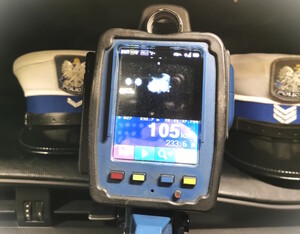 zdjęcie radaru widoczna prędkość 105 kilometrów na godzinę