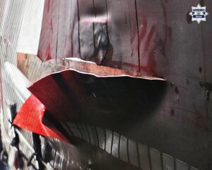 zdjęcie rozciętej plandeki naczepy