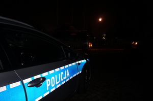 radiowóz policji w nocy