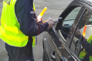 policjant sprawdza trzeźwość kierowcy, dzień