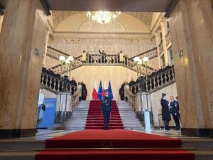 zdjęcia z uroczystości- osoby zgromadzone w westybulu urzędu
