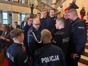 komendant gratuluje nowym policjantom