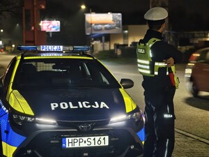 noc, policjant obserwuje ruch na drodze