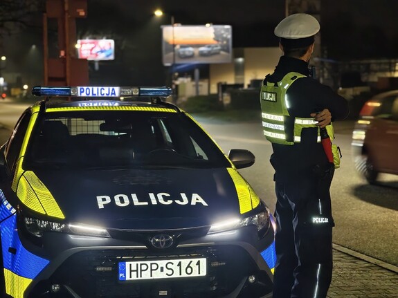 noc, policjant obserwuje ruch na drodze