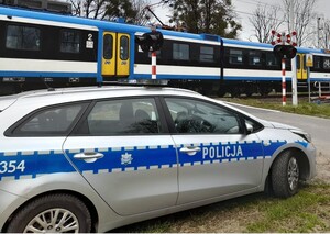 przejazd kolejowy, dzień, policja, pochmurno