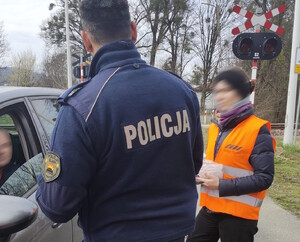 przejazd kolejowy, dzień, policja, pochmurno