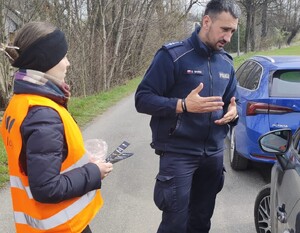 przejazd kolejowy, dzień, policja, pochmurno