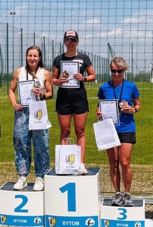 zdjęcie osób na podium, słonce, dzień, boisko