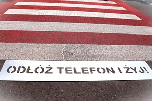 przejście dla pieszych, napis „Odłóż telefon i żyj!”