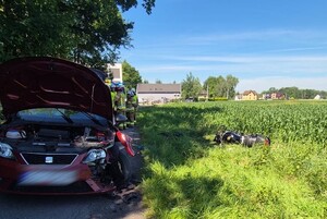 dzień, słonecznie, uszkodzony pojazd i motocykl