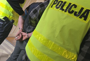 policjanci pilnują mężczyzny w kajdankach, korytarz prokuratury