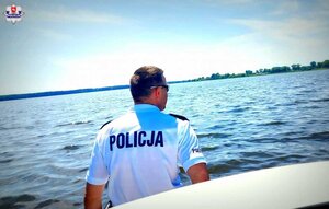 policjant w mundurze, w tle morze, piękna pogoda, dzień