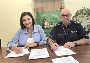 osoby podpisują umowę
