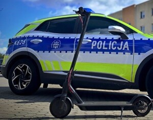 radiowóz policji, hulajnoga, dzień