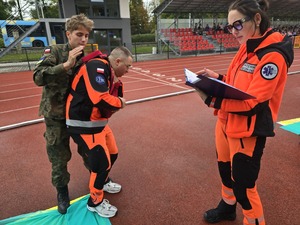 stadion, uczestnicy oraz kibice, pochmurna pogoda