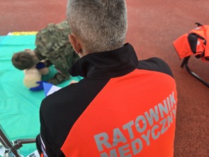 stadion, uczestnicy oraz kibice, pochmurna pogoda