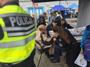 komendant i organizatorzy wręczają nagrody uczestnikom na stadionie, wszyscy uśmiechnięci
