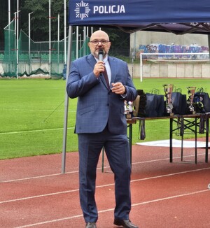 doktor Justyński przemawia na stadionie