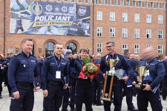 zdjęcie grupowe policjantów- zwycięzców konkursu