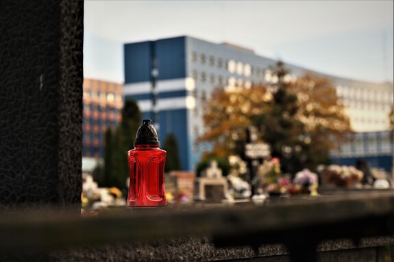 znicz, w tle budynek policji