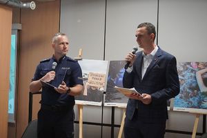 Na zdjęciu widać policjanta oraz naczelnika Urzędu Miasta podczas inauguracji spotkania.