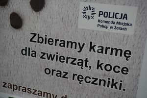 Na zdjęciu widać zbliżenie tablicy dotyczącej zbiórki karmy.